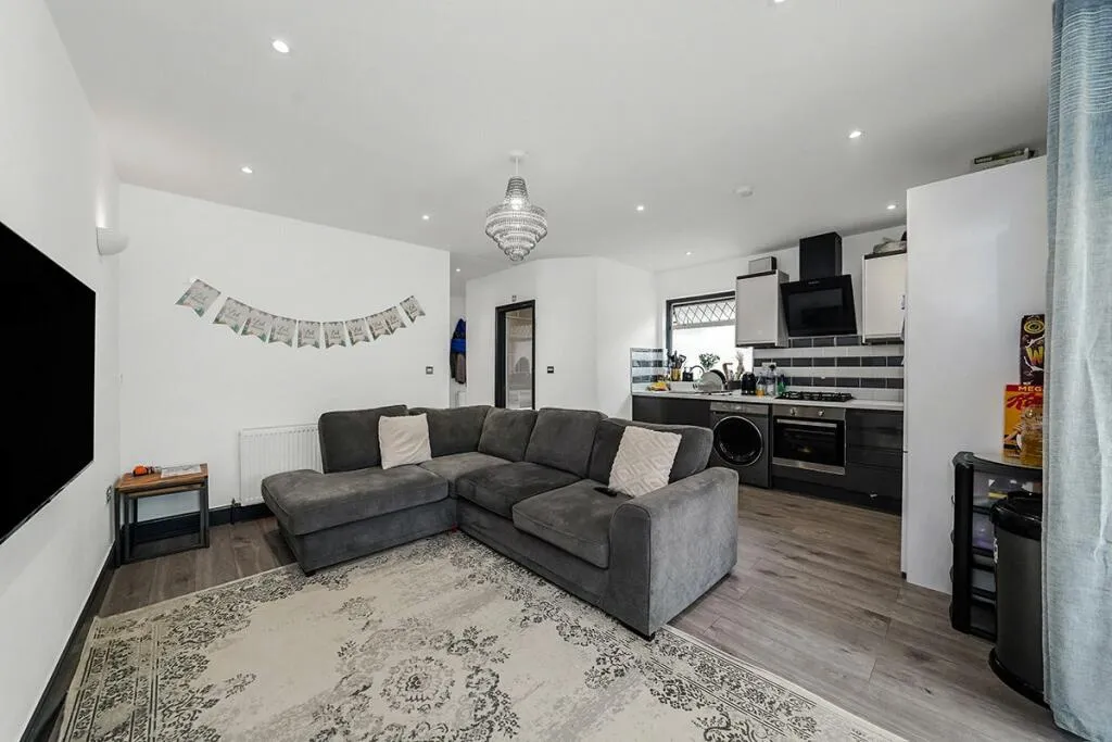 Purland Close, Dagenham, RM8 1AS, photo 3