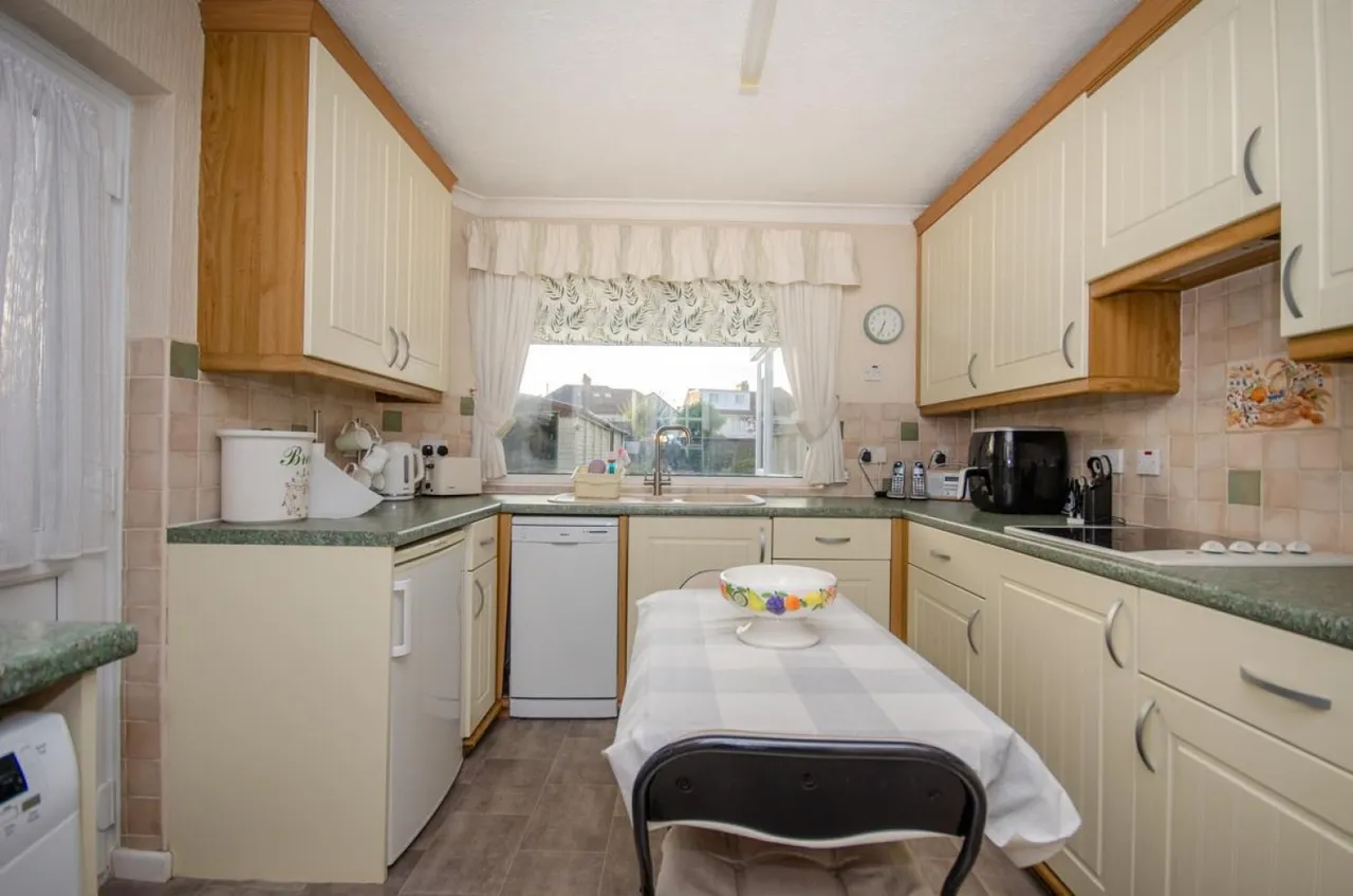 Sutherland Avenue, Downend, BS16, photo 7