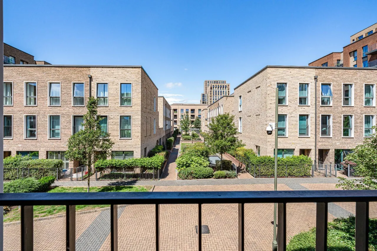 Colindale Gardens, London, NW9, photo 24