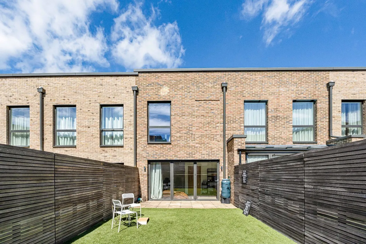 Colindale Gardens, London, NW9, photo 2