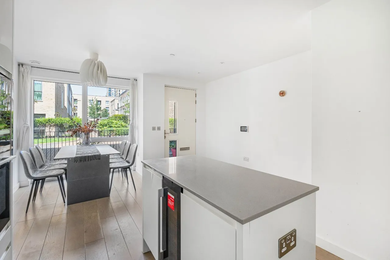 Colindale Gardens, London, NW9, photo 20