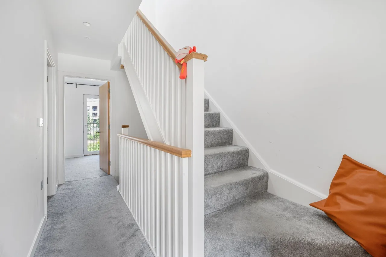 Colindale Gardens, London, NW9, photo 8