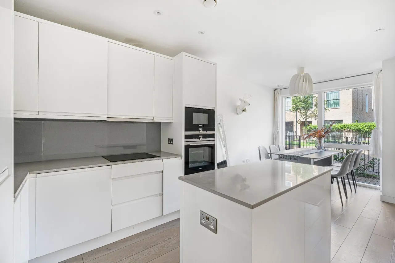 Colindale Gardens, London, NW9, photo 19