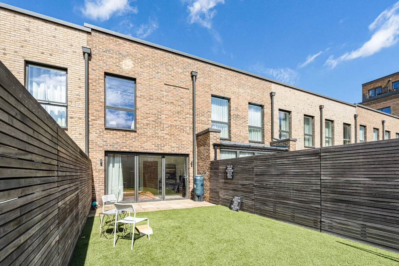 Colindale Gardens, London, NW9, photo 6