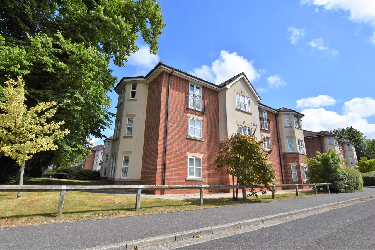 2 bed flat for sale, Ladybower Close, Upton, CH49