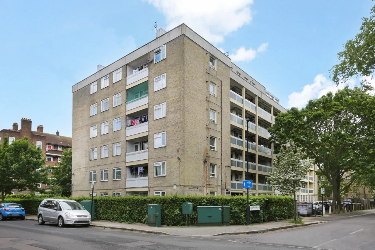 2 bed flat for sale, Flaxman Road, London, SE5