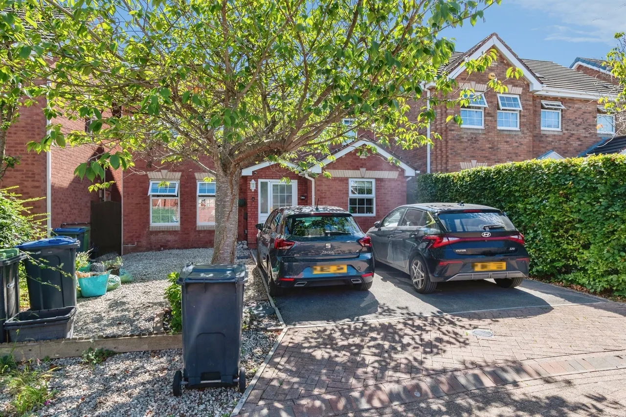 5 bed house to rent — Sandpiper Gardens, CHIPPENHAM