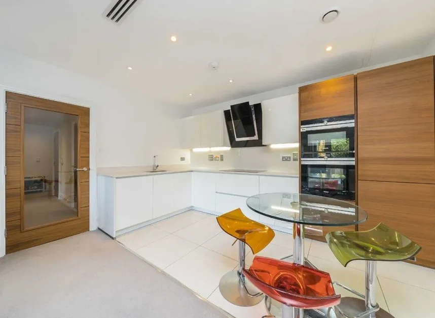 2 bed flat for sale, High Road, Finchley, N12