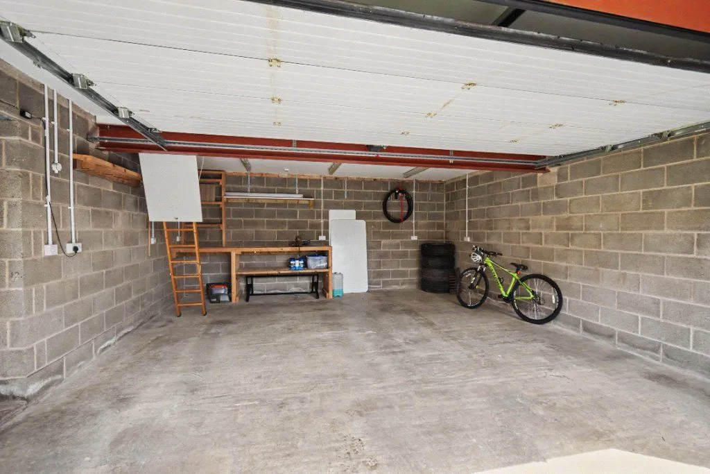 South Lane, Netherton, WF4, photo 13
