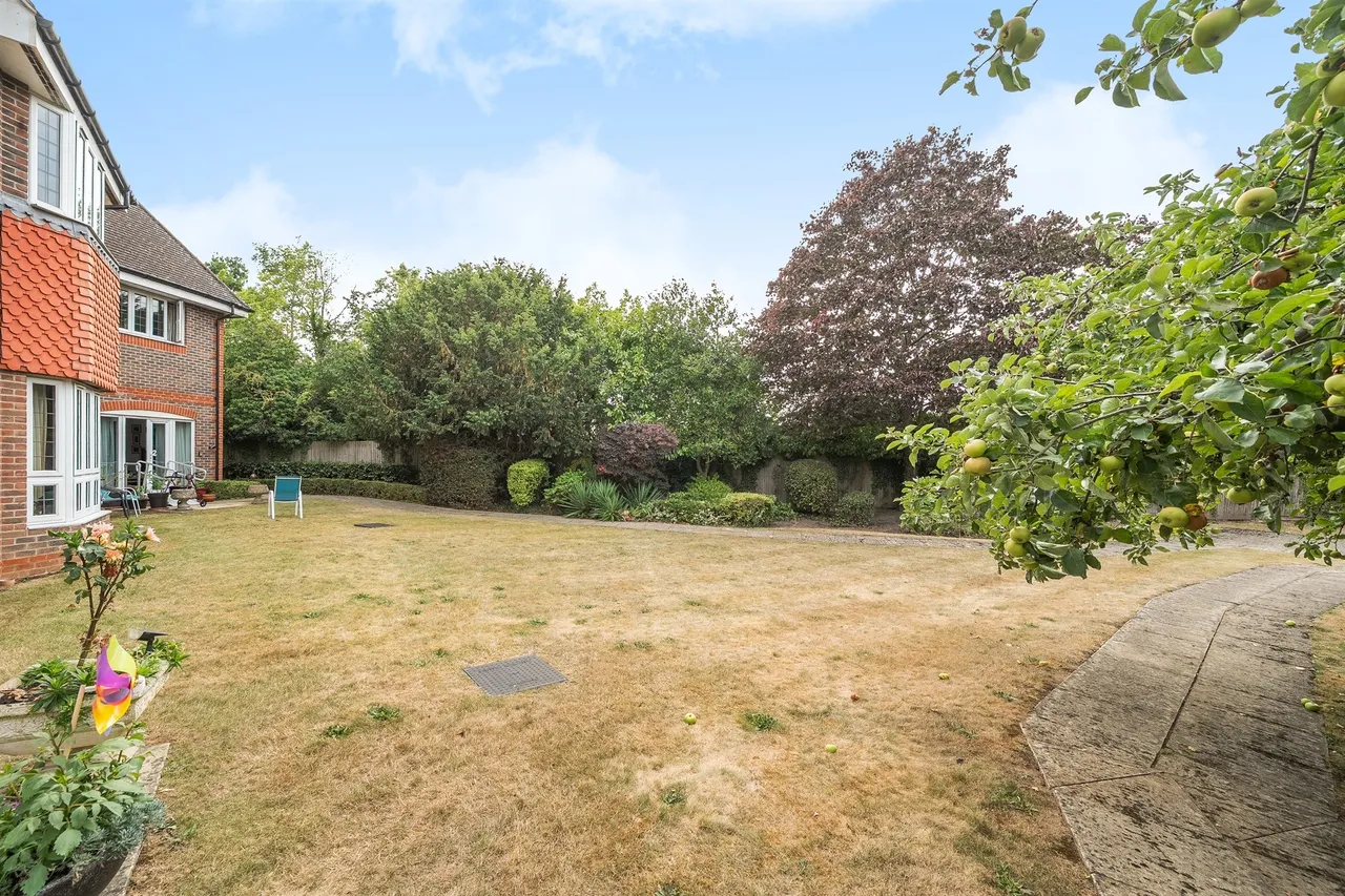 Shoppenhangers Road, Maidenhead, photo 11