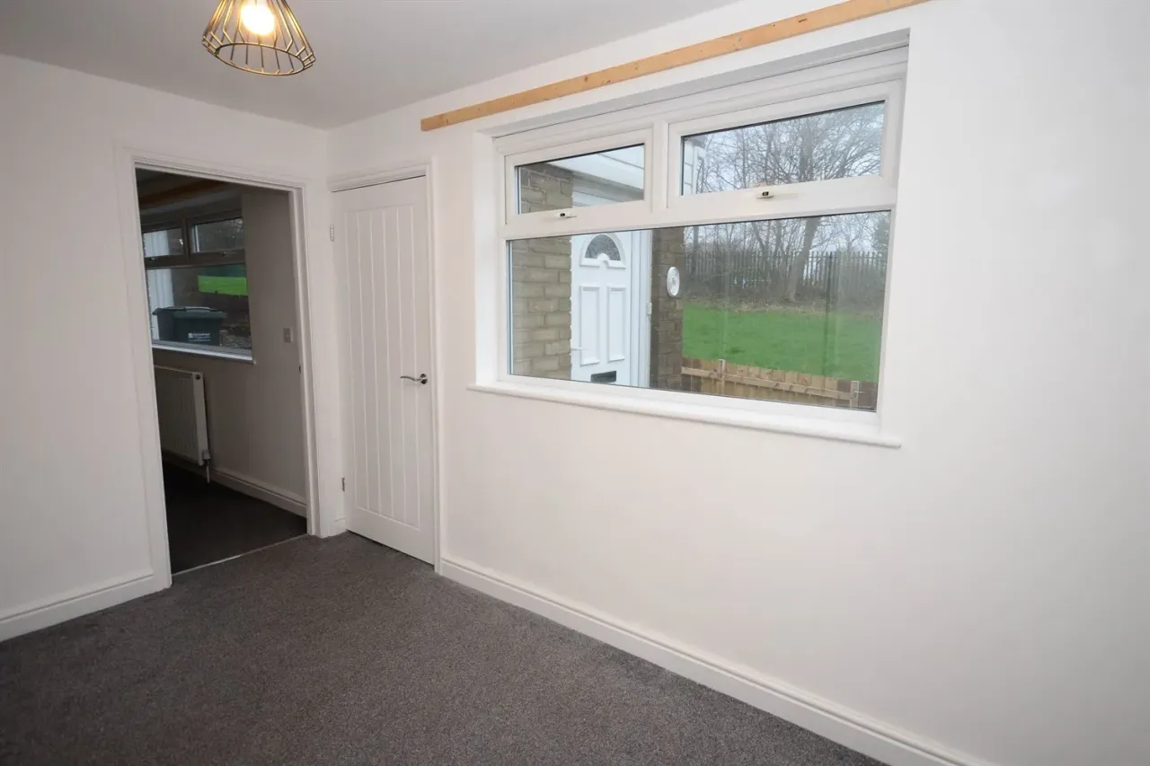 Leam Lane, NE10, photo 6