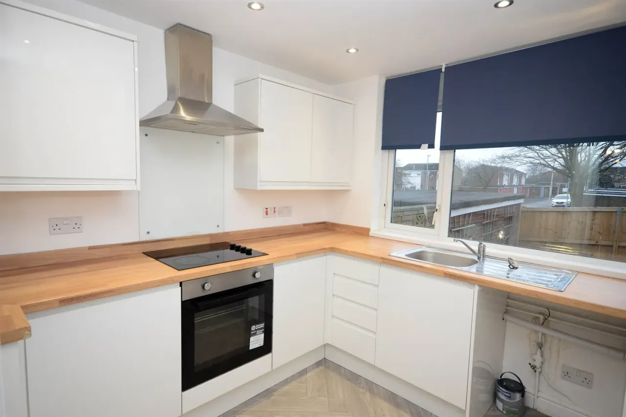 Leam Lane, NE10, photo 7