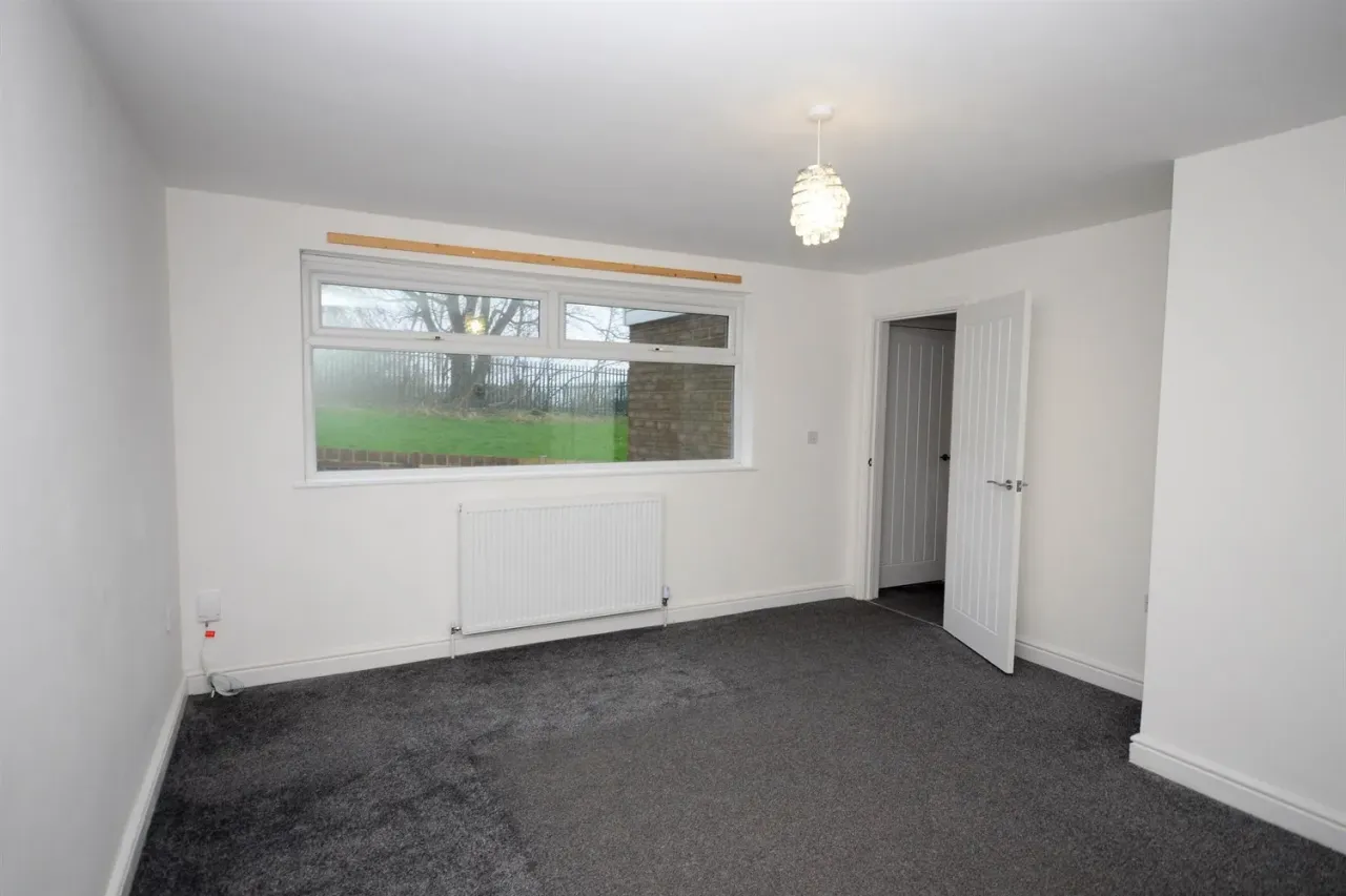 Leam Lane, NE10, photo 5