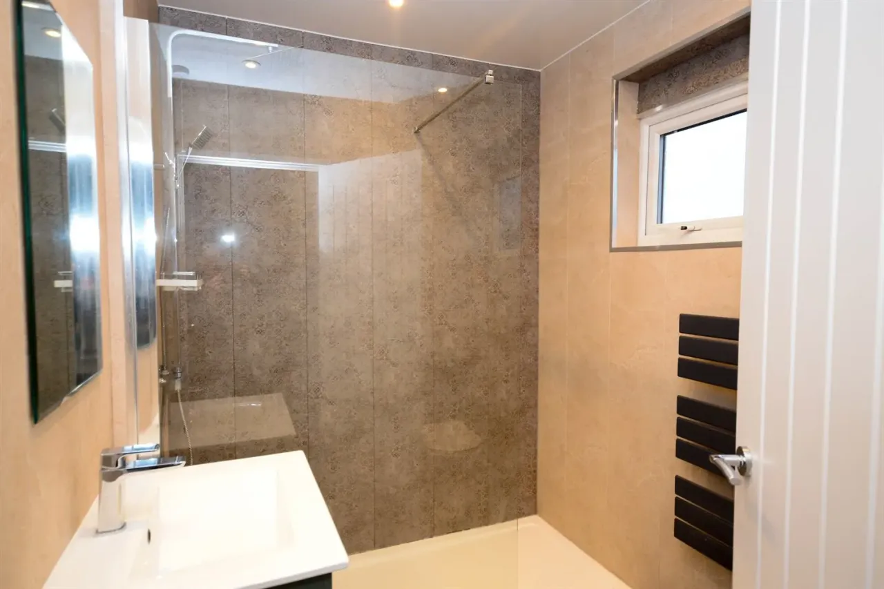 Leam Lane, NE10, photo 12