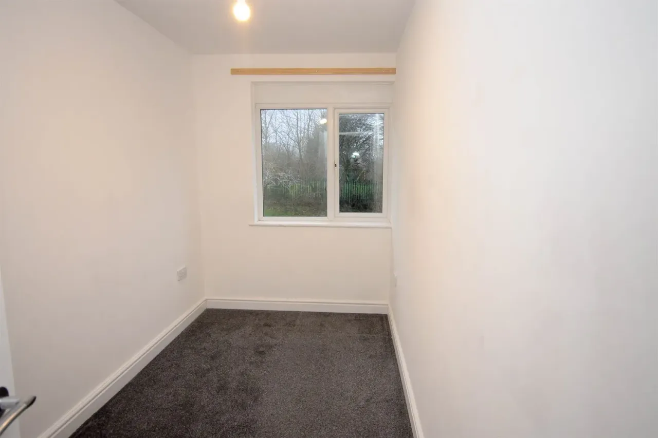 Leam Lane, NE10, photo 14
