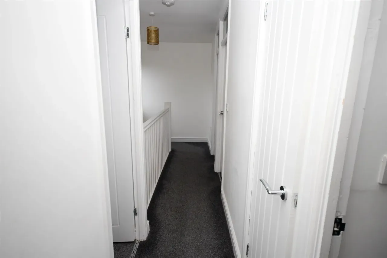 Leam Lane, NE10, photo 10
