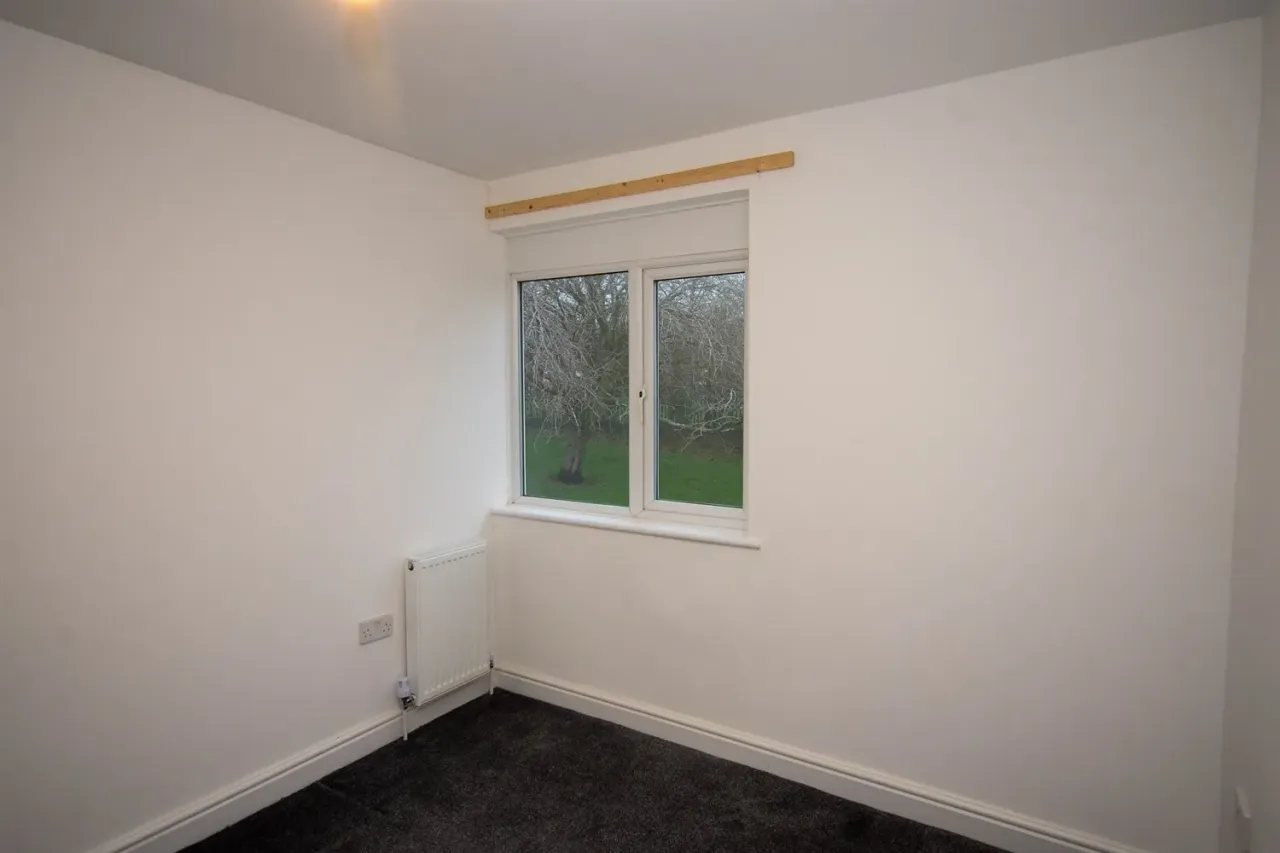 Leam Lane, NE10, photo 15