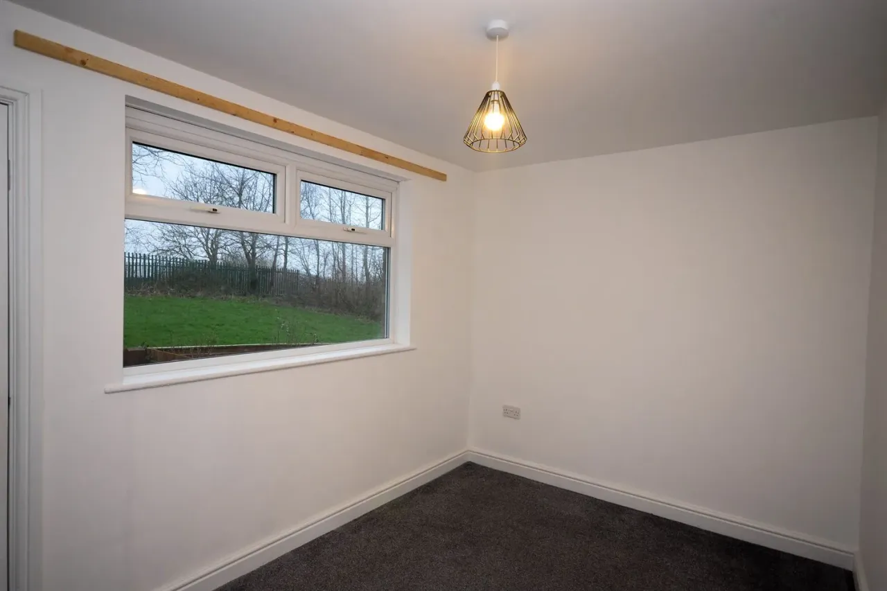 Leam Lane, NE10, photo 4