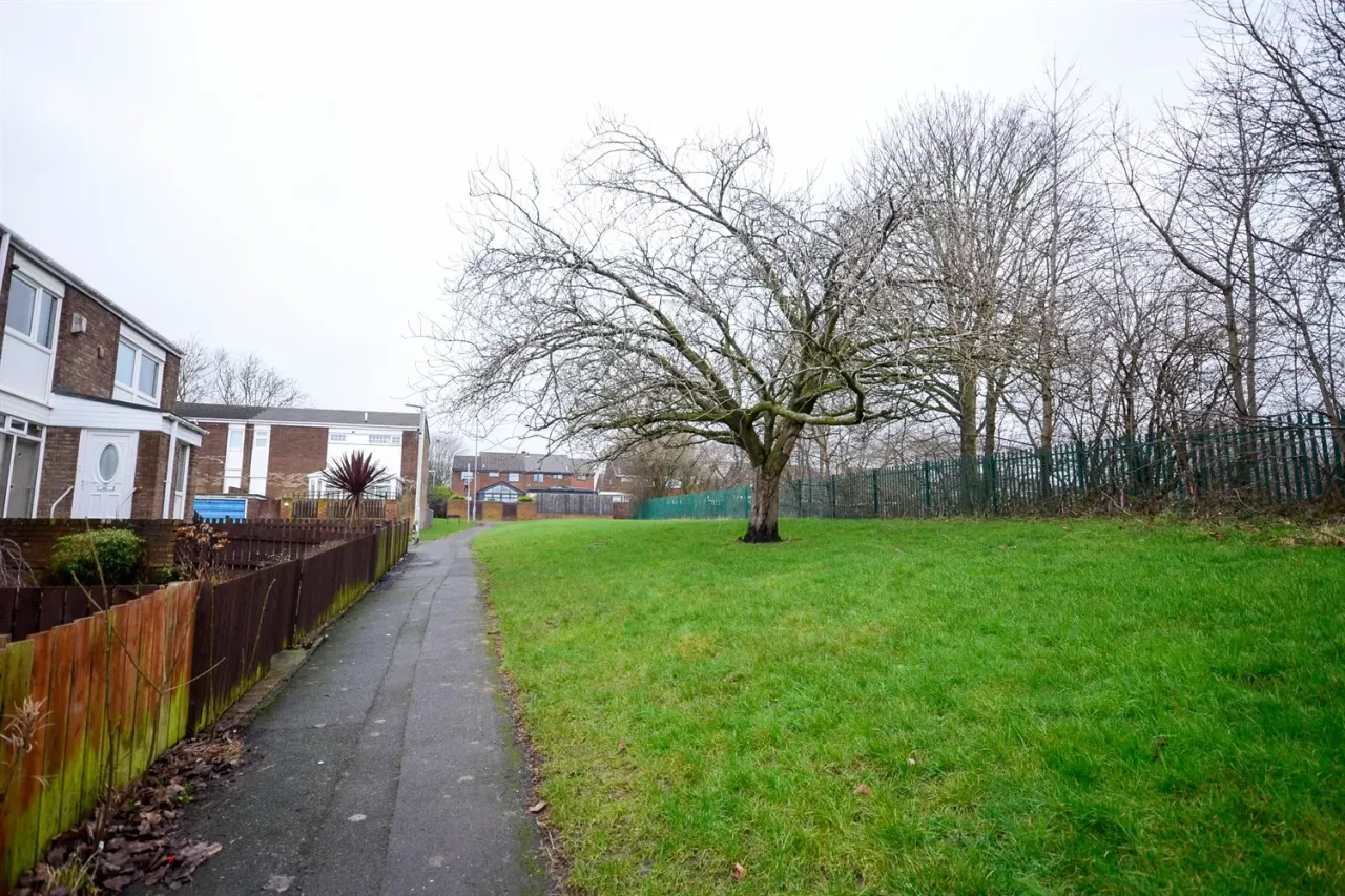 Leam Lane, NE10, photo 17
