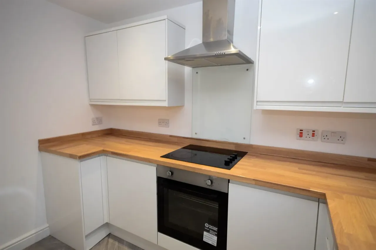 Leam Lane, NE10, photo 3