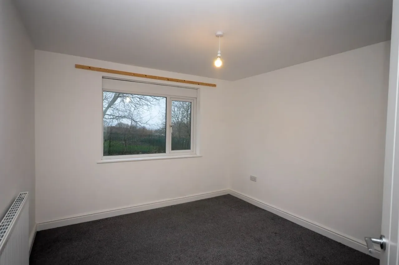 Leam Lane, NE10, photo 11