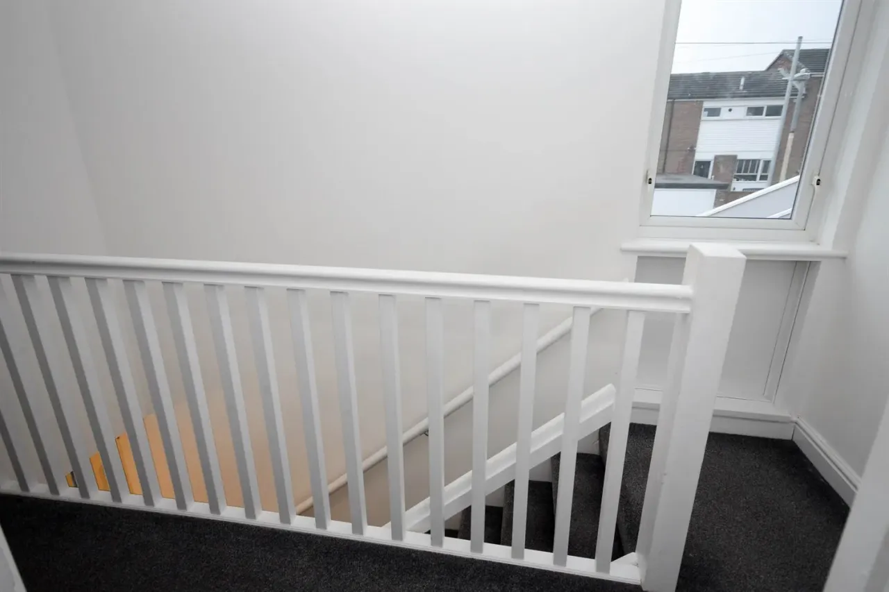 Leam Lane, NE10, photo 9