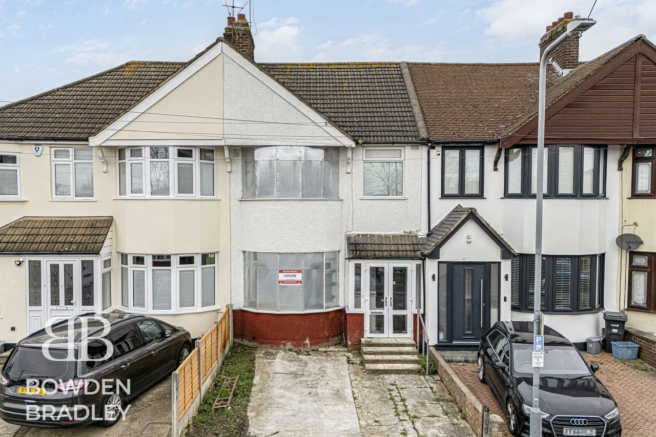 3 bed house for sale — Tiverton Avenue, Clayhall, IG5