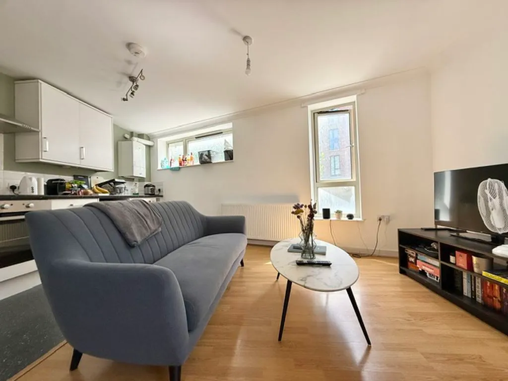2 bed flat to rent — Westmoreland Road, London SE17 2BT
