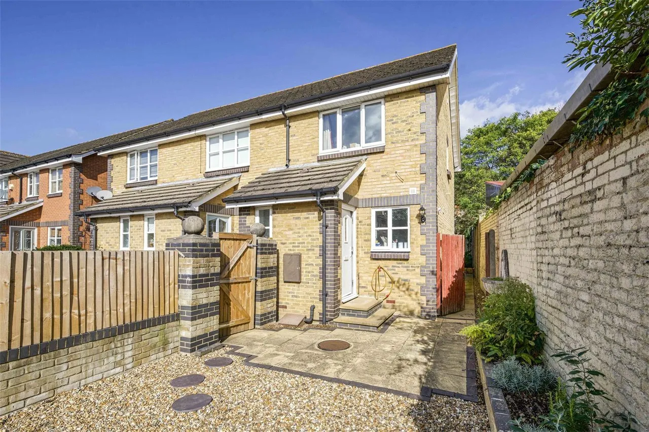 2 bed house to rent, Percheron Close, Isleworth, TW7