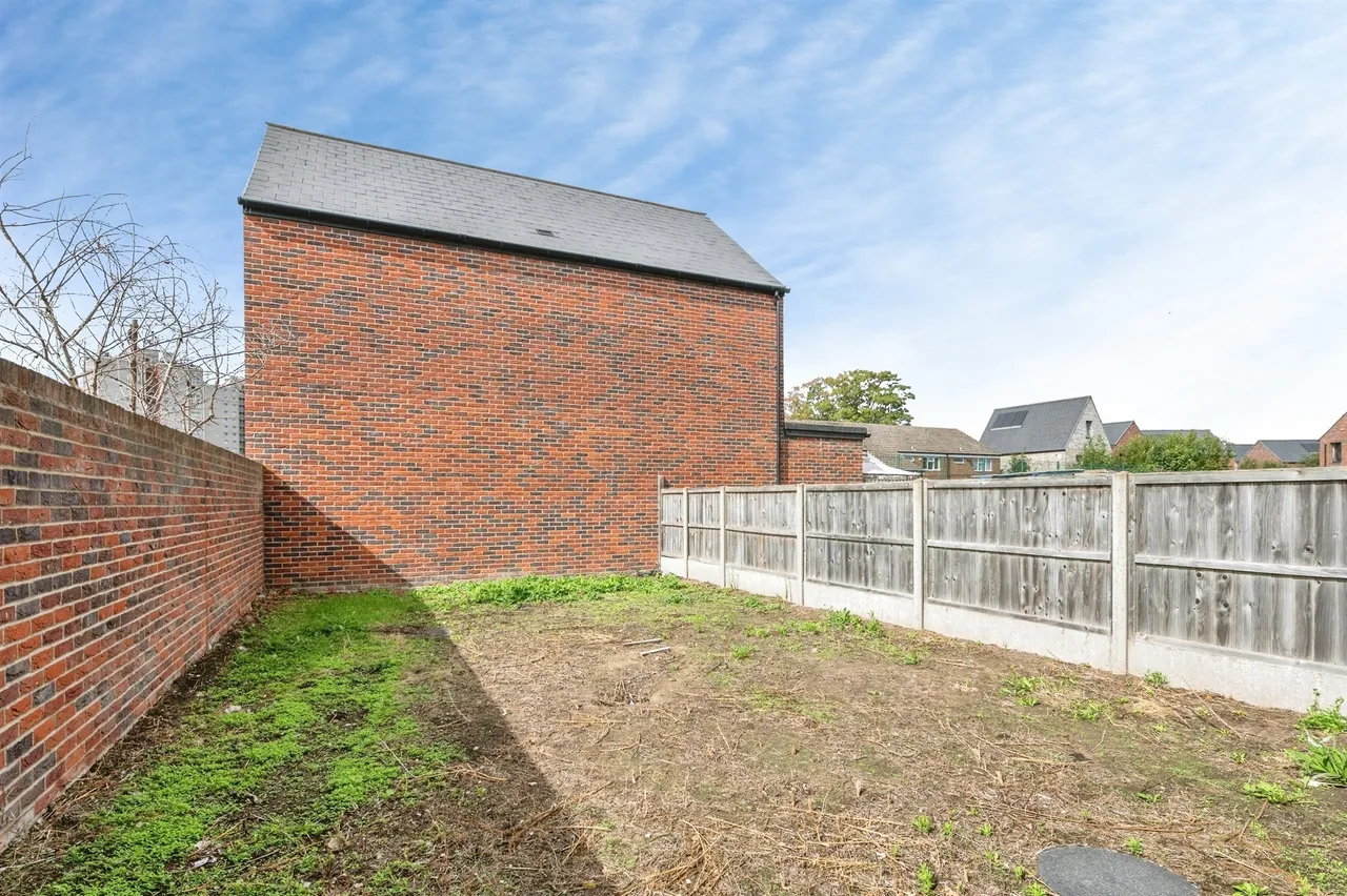 St. Chads Road, Tilbury, RM18, photo 17
