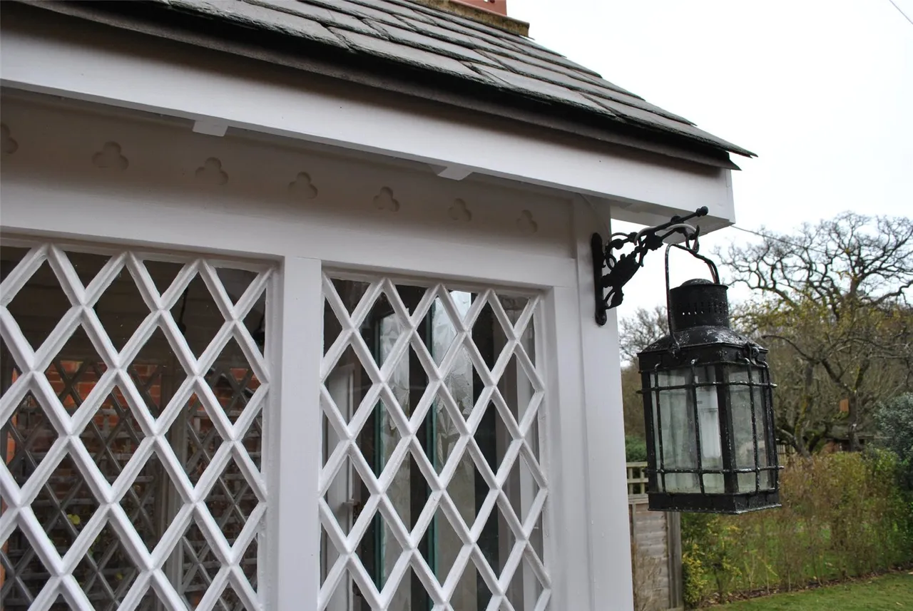 Thackhams Lane, Hartley Wintney, Hampshire, RG27 8HW, photo 9