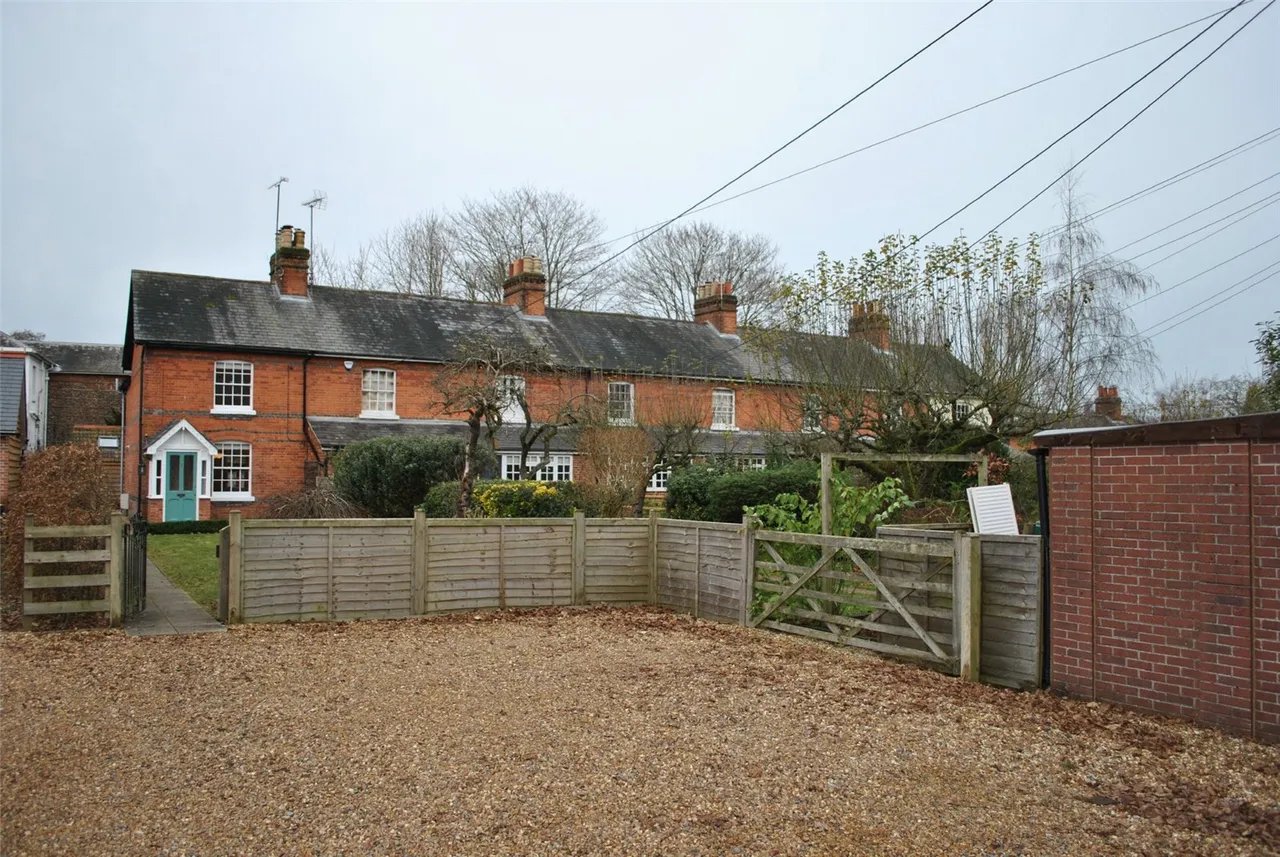 Thackhams Lane, Hartley Wintney, Hampshire, RG27 8HW, photo 10