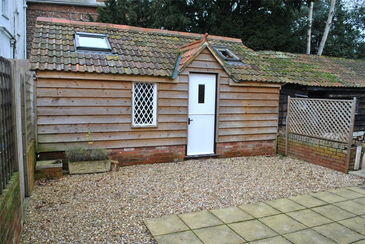 Thackhams Lane, Hartley Wintney, Hampshire, RG27 8HW, photo 7
