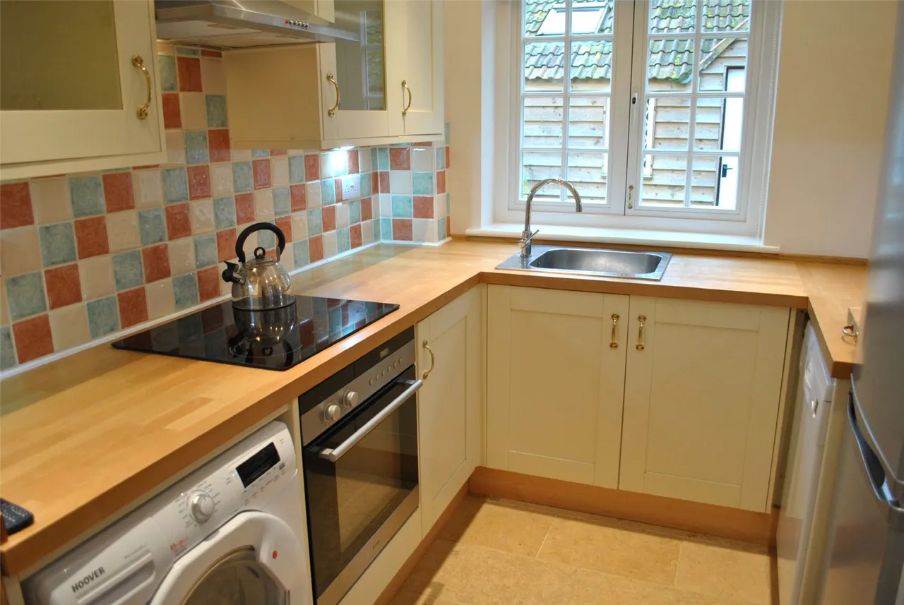 Thackhams Lane, Hartley Wintney, Hampshire, RG27 8HW, photo 4