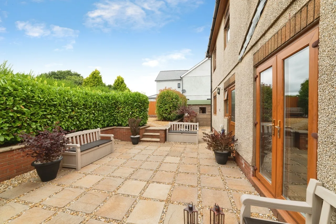 Heol Trefrhiw, Penybanc, SA18, photo 9