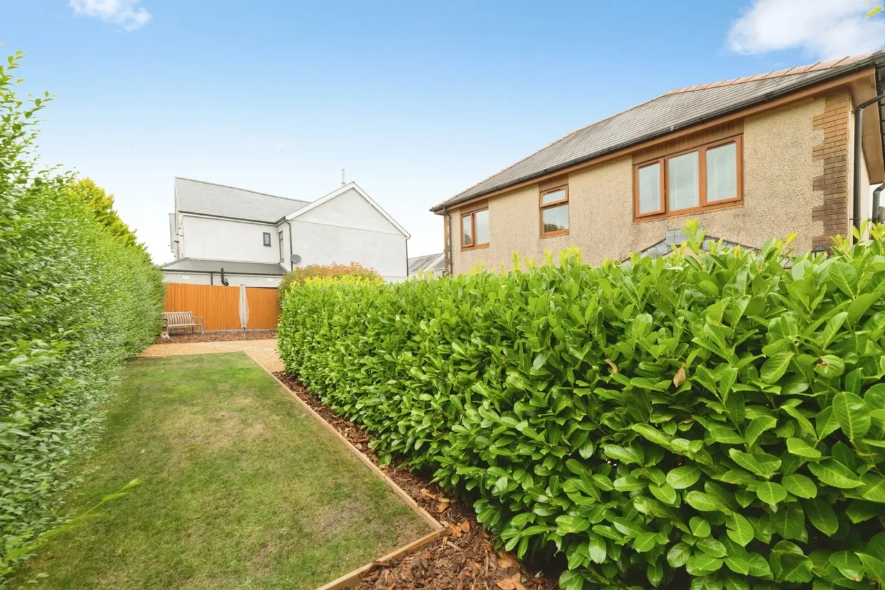 Heol Trefrhiw, Penybanc, SA18, photo 10