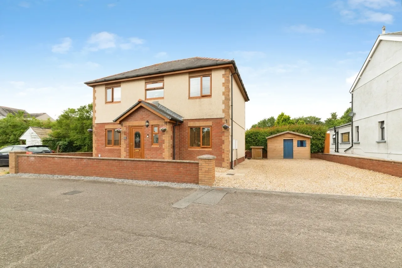 3 bed house for sale, Heol Trefrhiw, Penybanc, SA18