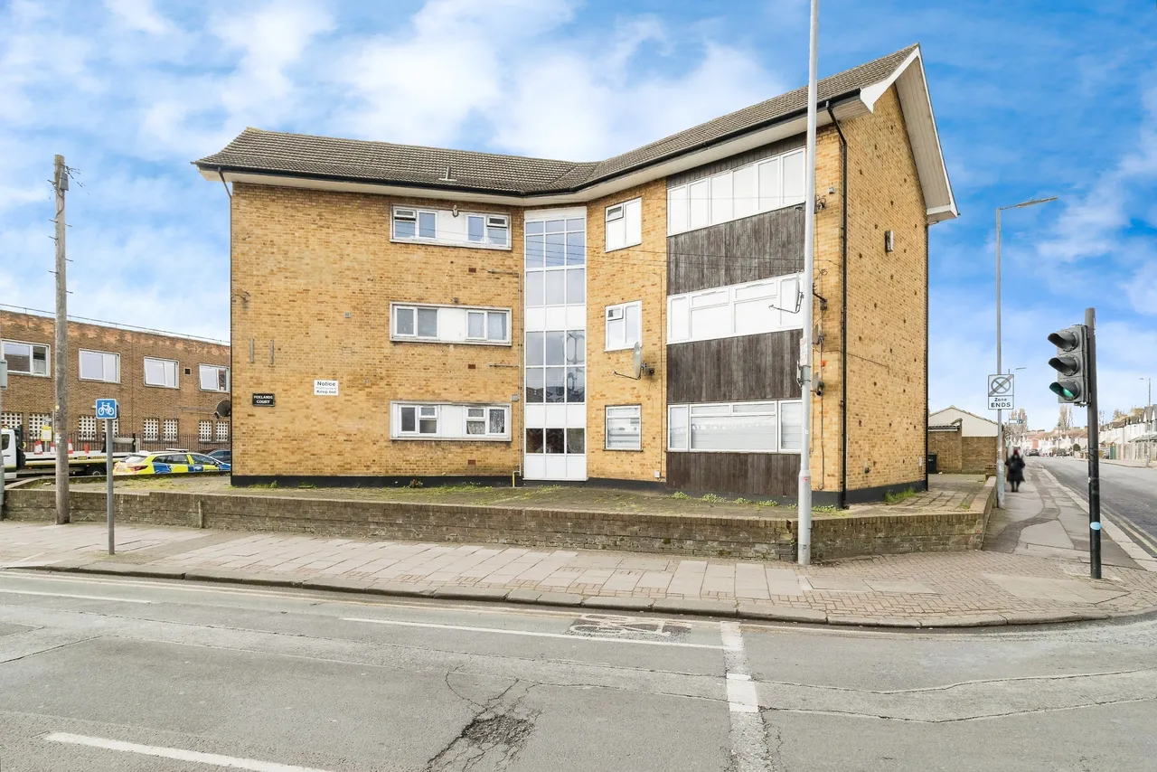 2 bed flat for sale — Rainham Road South, Dagenham, RM10