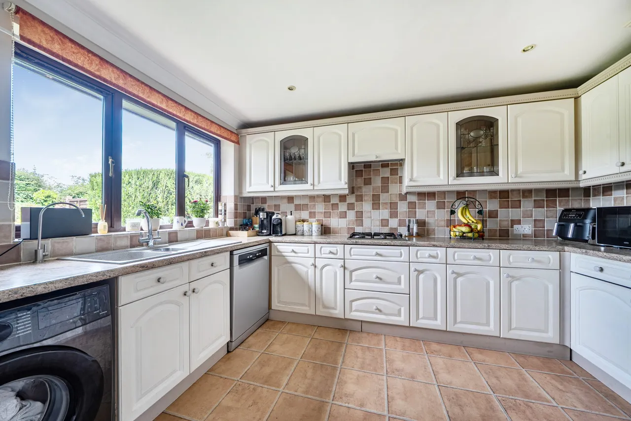 Manley James Close, Odiham, Hook, RG29 1AP, photo 5