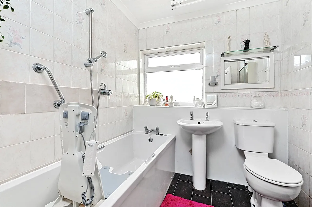 Poyle Road, Tongham, Farnham, Surrey, GU10 1DX, photo 16
