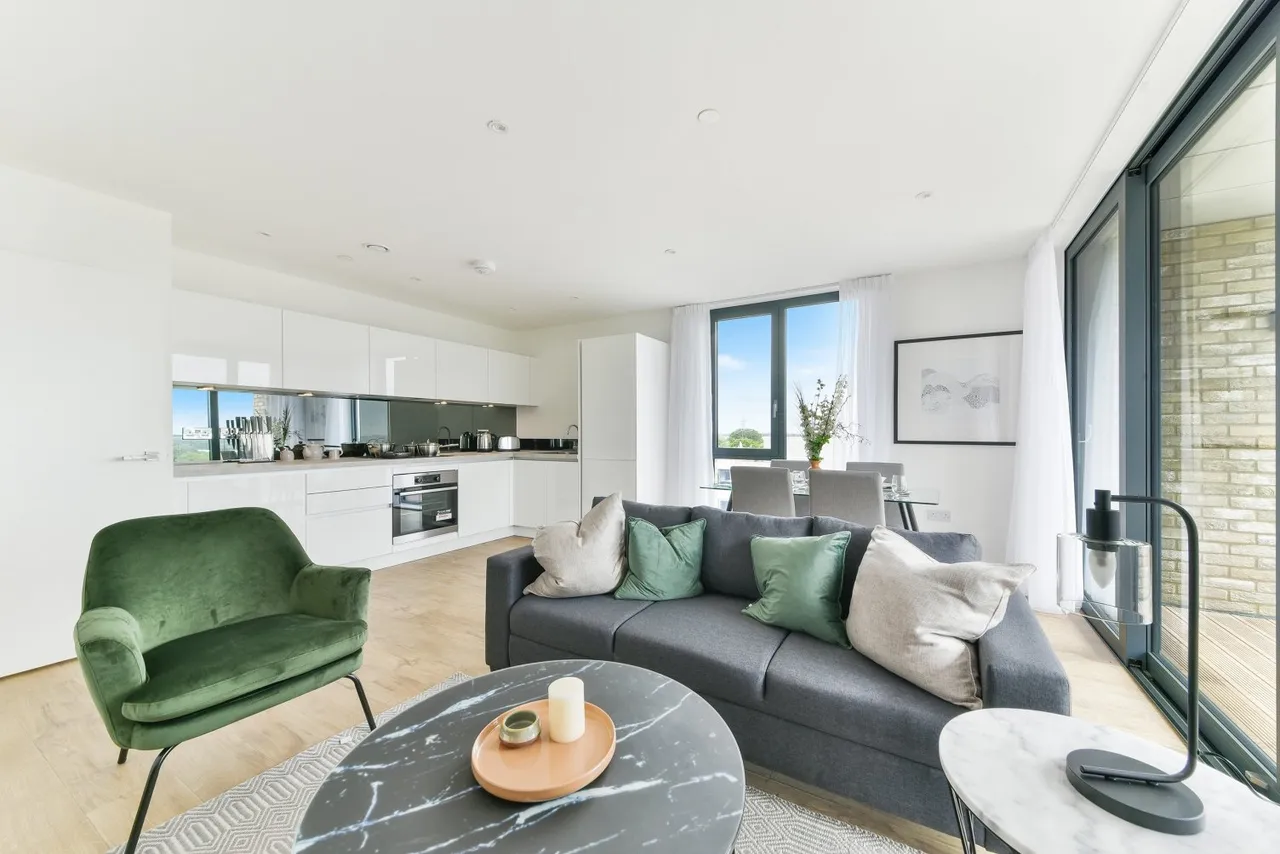 2 bed flat for sale — Epsom House, 2 Fairfield Avenue, Staines Upon Thames, Greater London, TW18