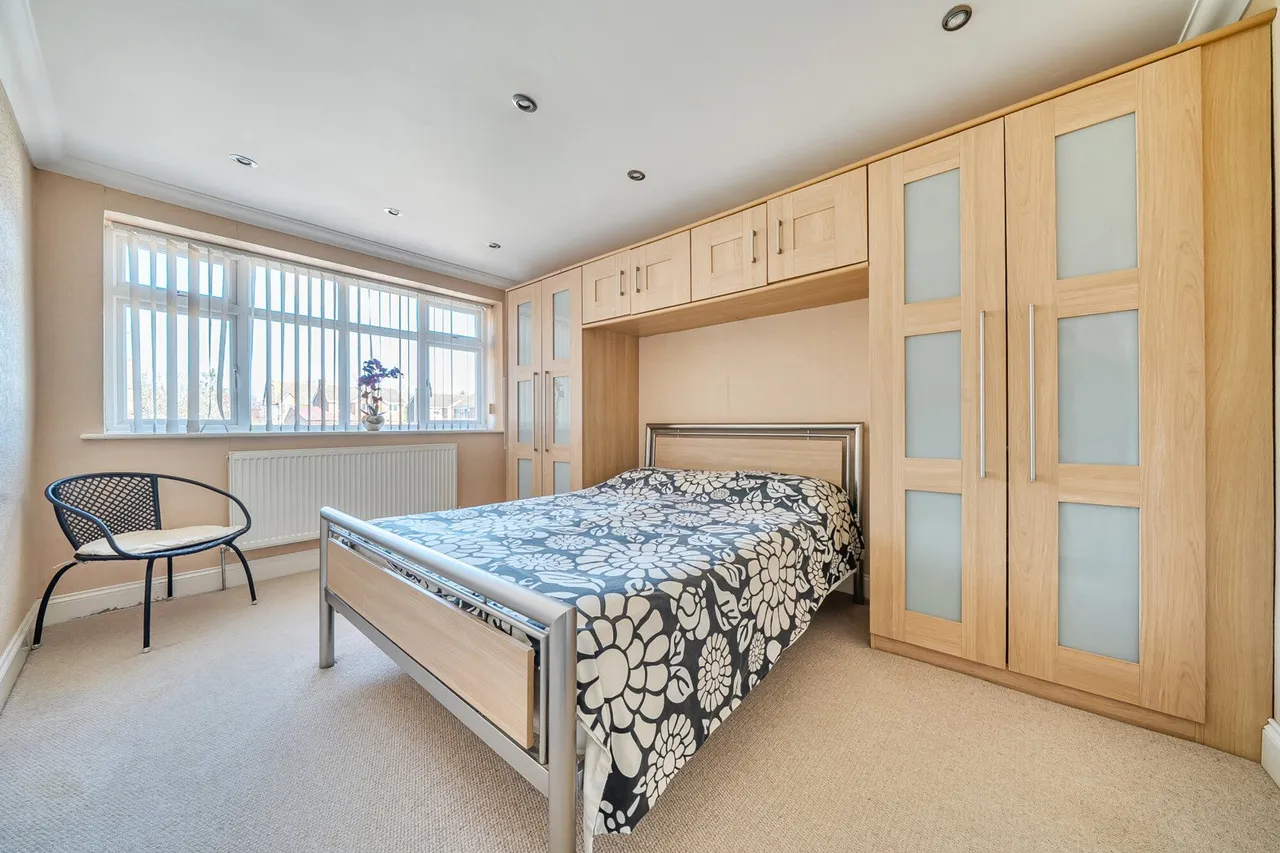 Grovebury Close, DA8, photo 8