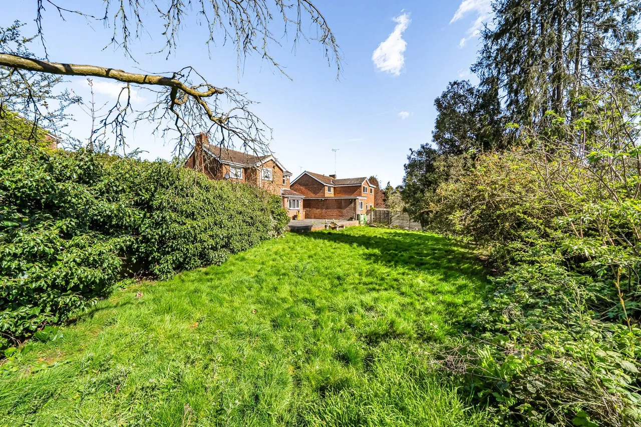 Grovebury Close, DA8, photo 13