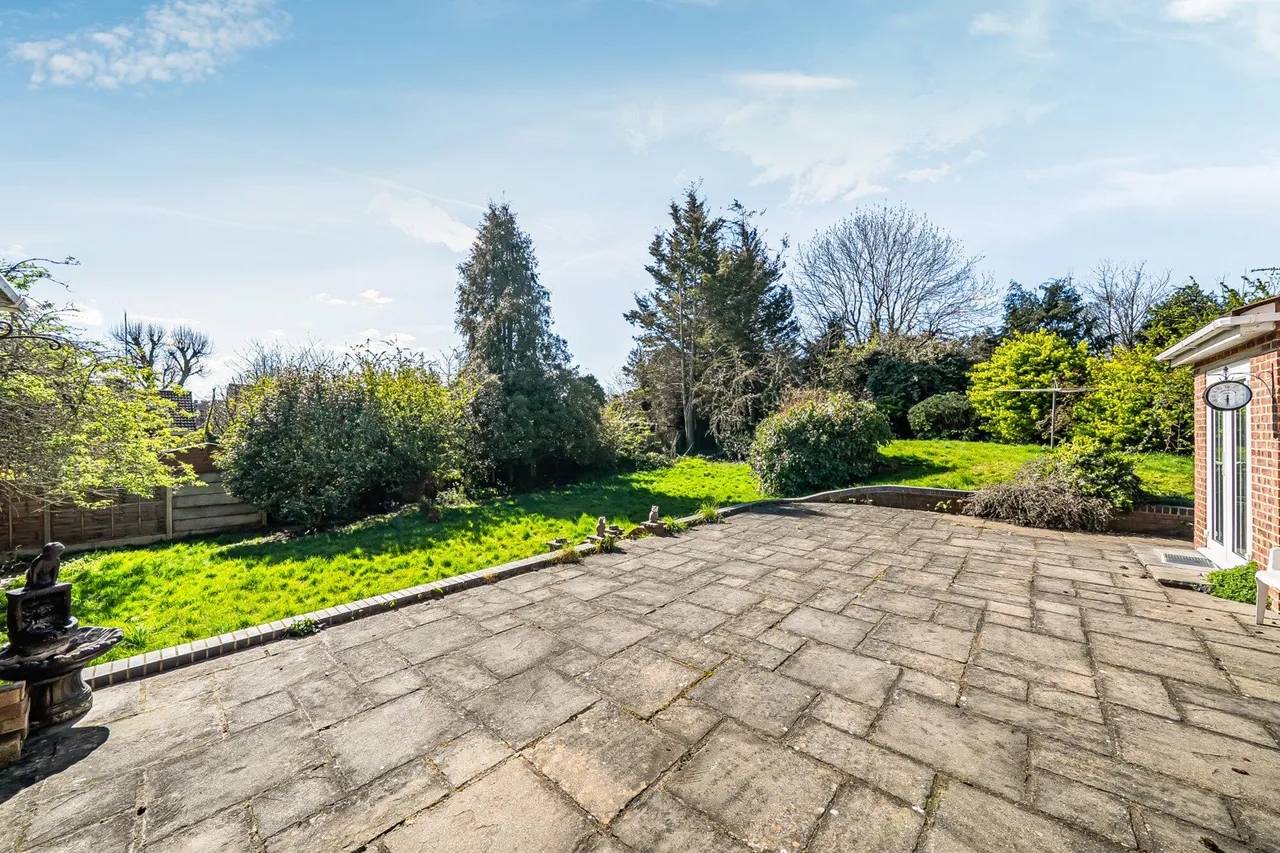 Grovebury Close, DA8, photo 2