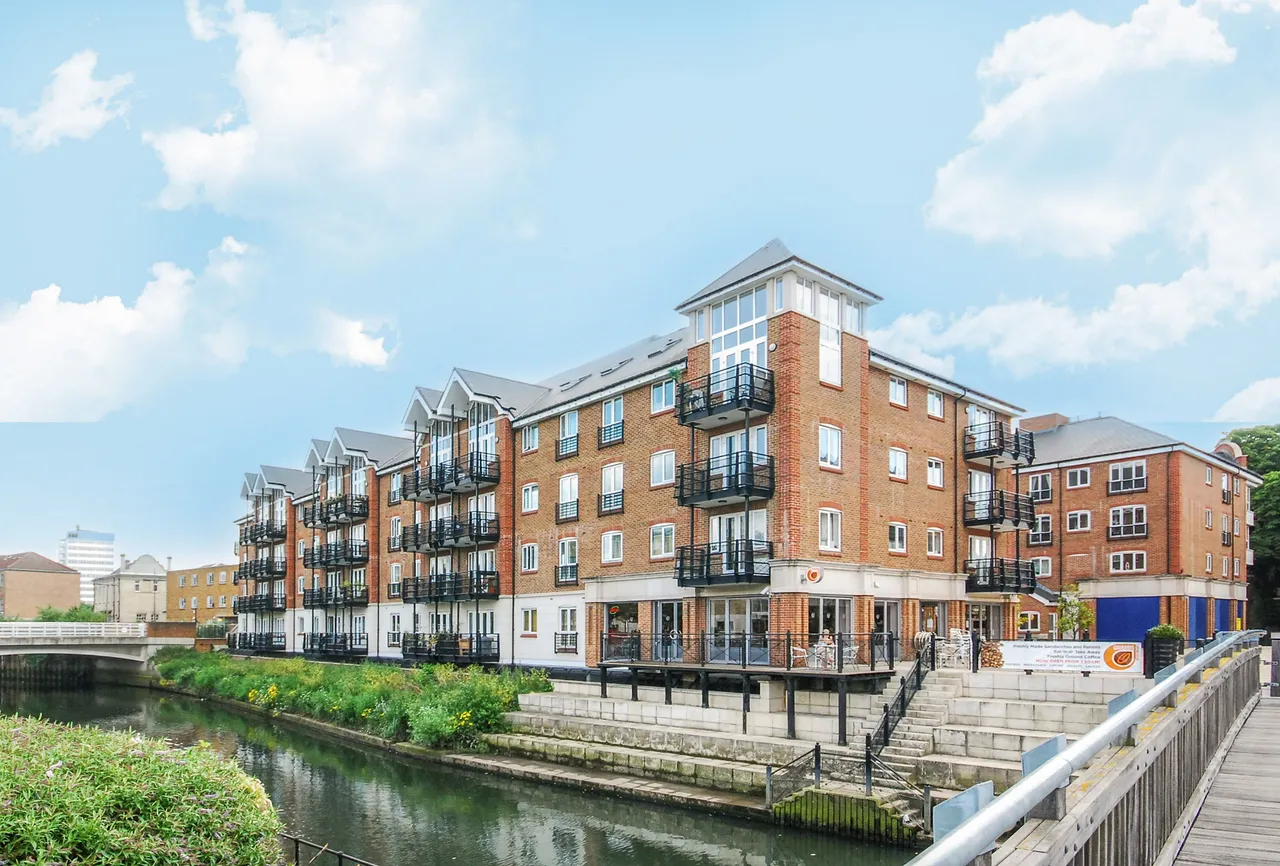 2 bed flat to rent — 18 Tanyard House, Brentford Lock