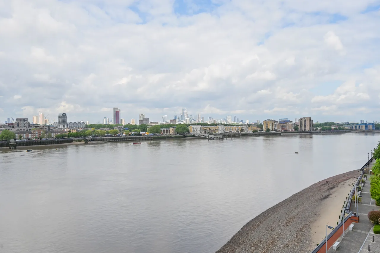 Flat 42 Orion Point, 7 Crews Street, London, photo 6