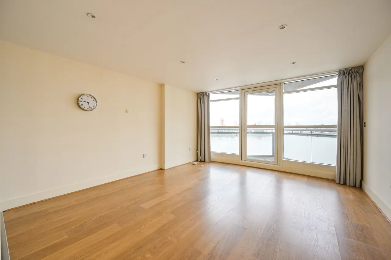 Flat 42 Orion Point, 7 Crews Street, London, photo 4