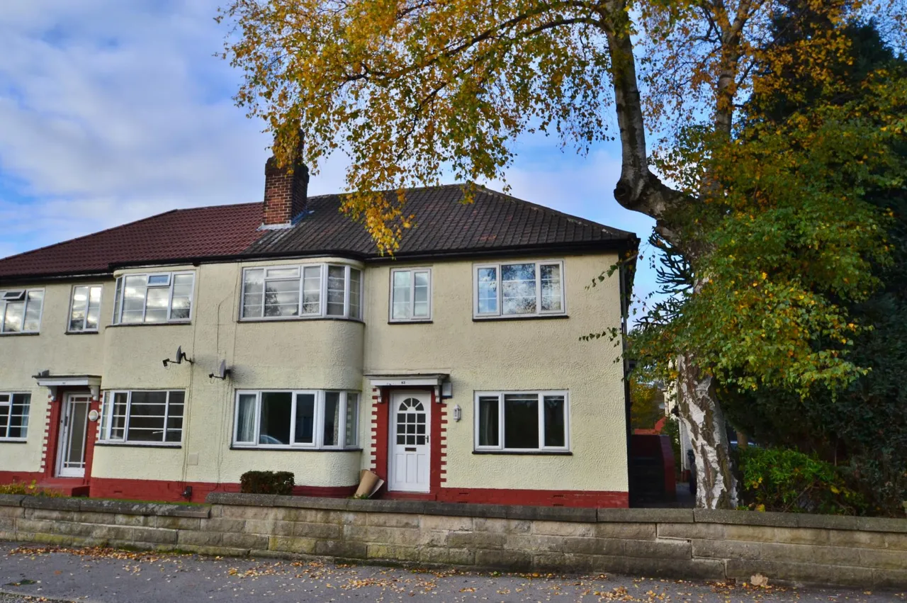 2 bed flat to rent, Sandringham Drive, Moortown, LS17