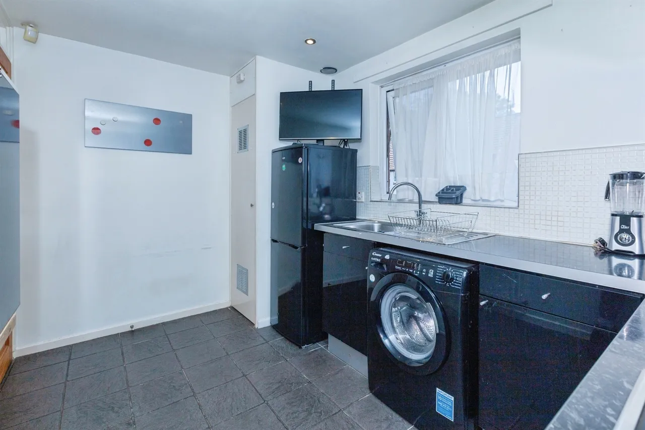 Ipswich Close, LEICESTER, photo 11