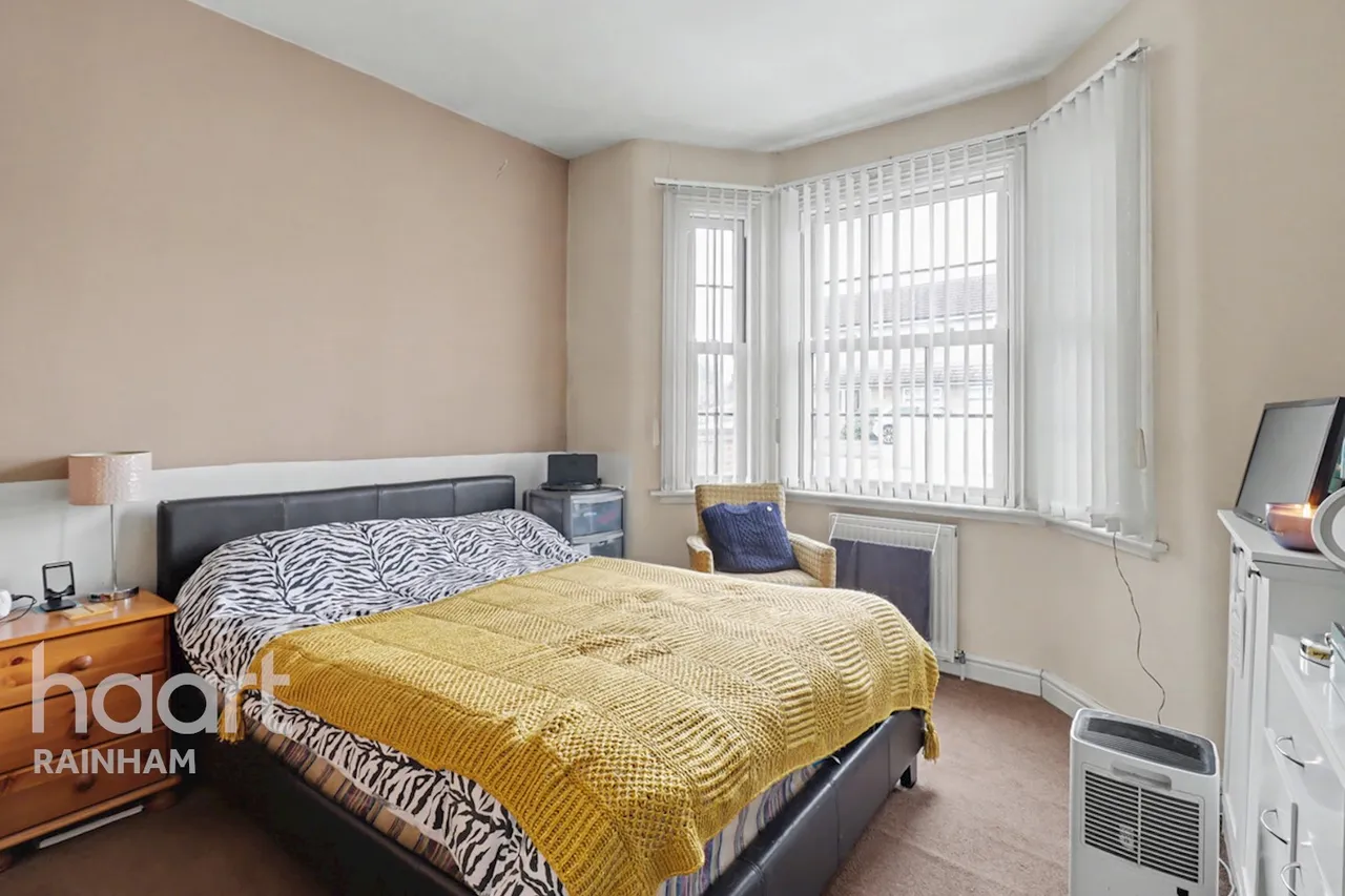 Upminster Road North, Rainham, RM13, photo 4